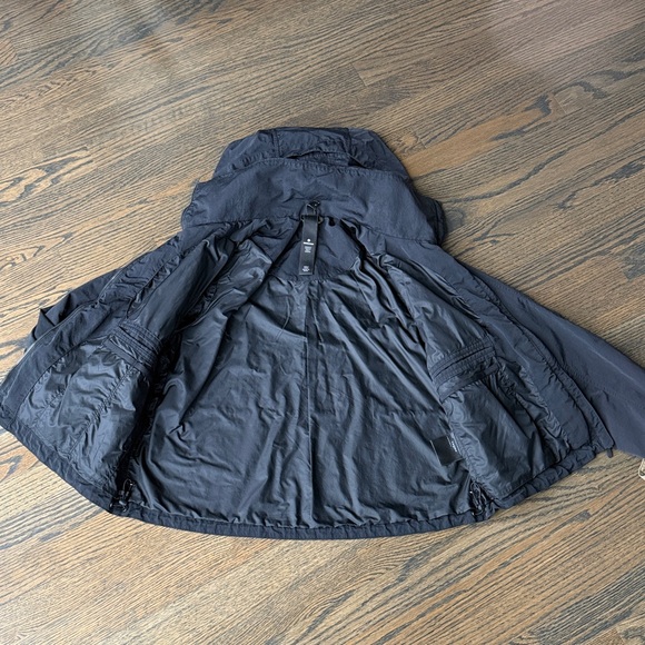 Lululemon Effortless Jacket
Black size 6 EUC - Picture 13 of 16